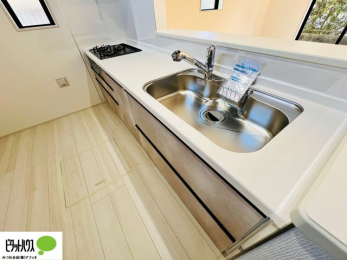 �L�b�`���@�{�H��ʐ^�@�l�C�̃J�E���^�[�L�b�`������́A���r���O�ɂ��邲�Ƒ��̗l�q���f���܂�