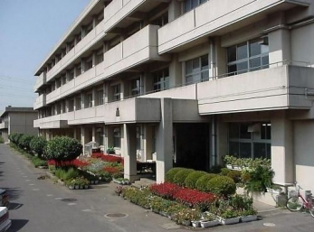 ���r���O�@�傫�ȑ��̂��郊�r���O�͖��邭�A���ʂ����ǂ��A�Ƒ��݂�Ȃ̏΂����������n��܂�