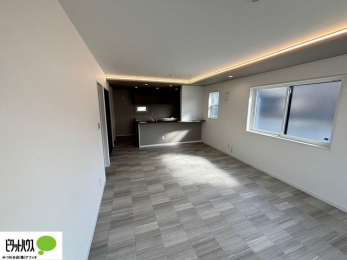 ���r���O�@18���̃��r���O�́A�Ƌ�̔z�u���l���₷�������`�^�ł��B�߂����₷���Ƒ��݂�Ȃ̌e���̏�ɁB