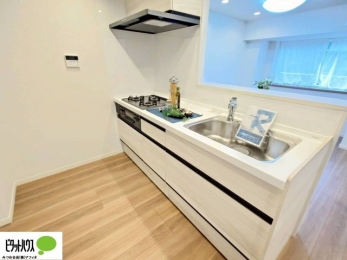 �L�b�`���@�l�C�̃J�E���^�[�L�b�`������́A���r���O�ɂ��邲�Ƒ��̗l�q���f���܂�