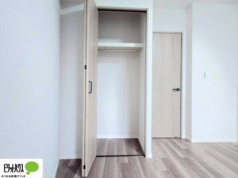 �o���R�j�[�@�N���[�[�b�g�́A�����E���s��������A��̒����ߗނ����N���N���[�\�ł�