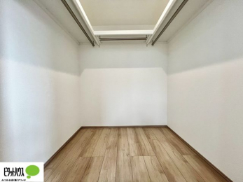 ���[�@�傫�ȃE�H�[�N�C���N���[�[�b�g�ɂ́A�G�ߕ��̈ߗނȂǂ܂Ƃ߂Ď��[�ł��A���������L���g���܂�