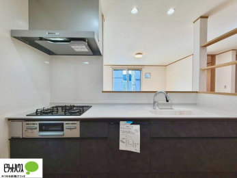 �L�b�`���@�l�C�̃J�E���^�[�L�b�`������́A���r���O�ɂ��邲�Ƒ��̗l�q���f���܂�