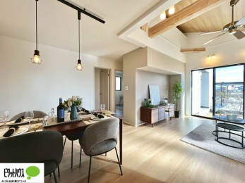 ���̑��@�傫�ȑ��̂��郊�r���O�͖��邭�A���ʂ����ǂ��A�Ƒ��݂�Ȃ̏΂����������n��܂�