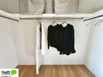 ���[�@�傫�ȃE�H�[�N�C���N���[�[�b�g�ɂ́A�G�ߕ��̈ߗނȂǂ܂Ƃ߂Ď��[�ł��A���������L���g���܂��B