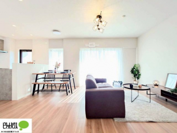 ���r���O�@���R�����������ޒg���ȃ��r���O�B��������ɂ͓Ǐ��₨���Q�ł����Ȃ���̂�т�Ɖ߂����ЂƎ����B