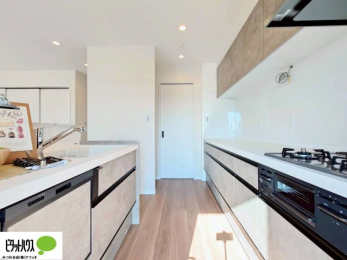 �L�b�`���@�l�C�̃J�E���^�[�L�b�`������́A���r���O�ɂ��邲�Ƒ��̗l�q���f���܂�