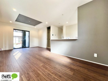 ���r���O�@���R�����������ޒg���ȃ��r���O�B��������ɂ͓Ǐ��₨���Q�ł����Ȃ���̂�т�Ɖ߂����ЂƎ����B