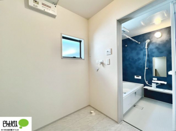 ���ʑ�E���ʏ��@���C�h�݌v�̐��ʏ��͎��[��u������A�傫������@���ݒu�ł��܂��B