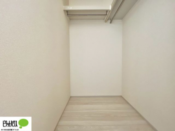 ���[�@�傫�ȃE�H�[�N�C���N���[�[�b�g�ɂ́A�G�ߕ��̈ߗނȂǂ܂Ƃ߂Ď��[�ł��A���������L���g���܂��B