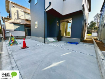 �@�}�ȗ��q����A���Ƒ��̎��]�ԃX�y�[�X�Ƃ��Ă��劈��B