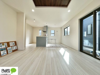 ���r���O�@���R�����������ޒg���ȃ��r���O�B��������ɂ͓Ǐ��₨���Q�ł����Ȃ���̂�т�Ɖ߂����ЂƎ����B