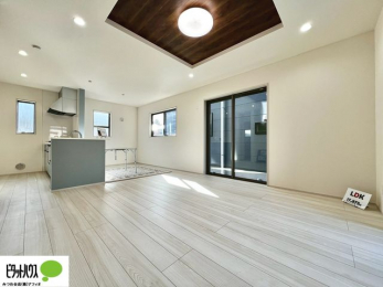 ���̑��@�傫�ȑ��̂��郊�r���O�͖��邭�A���ʂ����ǂ��A�Ƒ��݂�Ȃ̏΂����������n��܂�