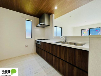 �L�b�`���@�{�H��ʐ^�F�l�C�̃J�E���^�[�L�b�`������́A���r���O�ɂ��邲�Ƒ��̗l�q���f���܂�