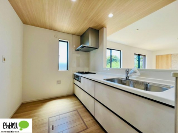 �L�b�`���@�{�H��ʐ^�F�l�C�̃J�E���^�[�L�b�`������́A���r���O�ɂ��邲�Ƒ��̗l�q���f���܂�