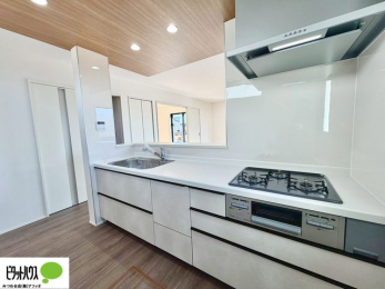 �L�b�`���@�l�C�̃J�E���^�[�L�b�`������́A���r���O�ɂ��邲�Ƒ��̗l�q���f���܂�