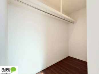 ���[�@�傫�ȃE�H�[�N�C���N���[�[�b�g�ɂ́A�G�ߕ��̈ߗނȂǂ܂Ƃ߂Ď��[�ł��A���������L���g���܂�