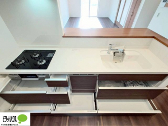 �L�b�`���@�l�C�̃J�E���^�[�L�b�`������́A���r���O�ɂ��邲�Ƒ��̗l�q���f���܂�