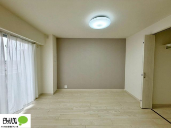 ���̑����ρ@���r���O���ɂ͗m�����B�h�A���J���āA����ɍL����Ԃɂ��邱�Ƃ��\�ł��B