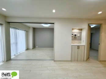 ���r���O�@���R�����������ޒg���ȃ��r���O�B��������ɂ͓Ǐ��₨���Q�ł����Ȃ���̂�т�Ɖ߂����ЂƎ����B