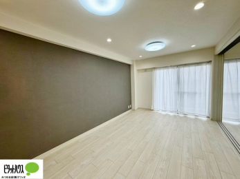 ���r���O�@���R�����������ޒg���ȃ��r���O�B��������ɂ͓Ǐ��₨���Q�ł����Ȃ���̂�т�Ɖ߂����ЂƎ����B