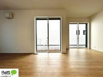 ���̑��@�傫�ȑ��̂��郊�r���O�͖��邭�A���ʂ����ǂ��A�Ƒ��݂�Ȃ̏΂����������n��܂��B