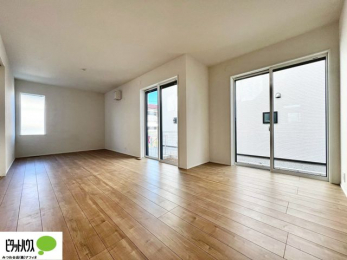 ���r���O�@���R�����������ޒg���ȃ��r���O�B��������ɂ͓Ǐ��₨���Q�ł����Ȃ���̂�т�Ɖ߂����ЂƎ����B