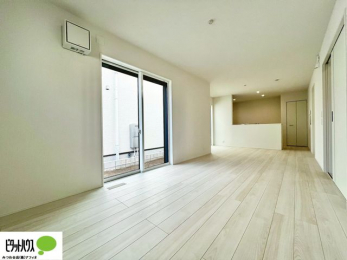 ���r���O�@�傫�ȑ��̂��郊�r���O�͖��邭�A���ʂ����ǂ��A�Ƒ��݂�Ȃ̏΂����������n��܂�