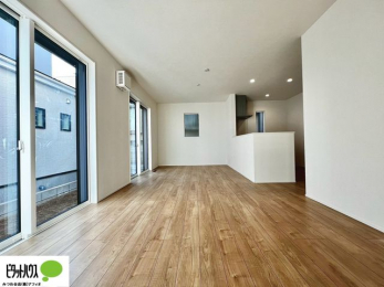 ���r���O�@���R�����������ޒg���ȃ��r���O�B��������ɂ͓Ǐ��₨���Q�ł����Ȃ���̂�т�Ɖ߂����ЂƎ����B