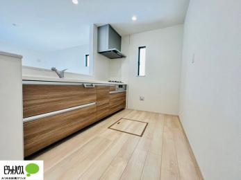 �L�b�`���@�{�H��ʐ^�F�l�C�̃J�E���^�[�L�b�`������́A���r���O�ɂ��邲�Ƒ��̗l�q���f���܂�