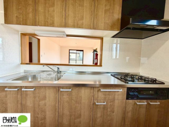 �L�b�`���@�l�C�̃J�E���^�[�L�b�`������́A���r���O�ɂ��邲�Ƒ��̗l�q���f���܂�