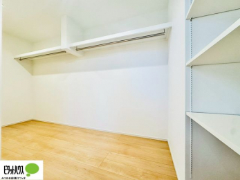 ���[�@�傫�ȃE�H�[�N�C���N���[�[�b�g�ɂ́A�G�ߕ��̈ߗނȂǂ܂Ƃ߂Ď��[�ł��A���������L���g���܂�