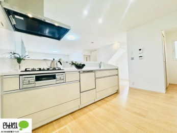 �L�b�`���@�l�C�̃J�E���^�[�L�b�`������́A���r���O�ɂ��邲�Ƒ��̗l�q���f���܂�