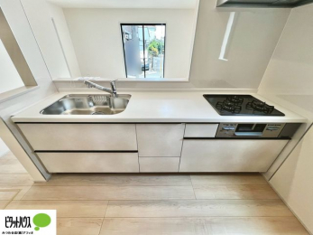 �L�b�`���@�{�H��ʐ^�F�l�C�̃J�E���^�[�L�b�`������́A���r���O�ɂ��邲�Ƒ��̗l�q���f���܂�