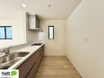 �L�b�`���@�{�H��ʐ^�F�l�C�̃J�E���^�[�L�b�`������́A���r���O�ɂ��邲�Ƒ��̗l�q���f���܂�