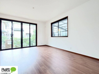 �L�b�`���@�傫�ȑ��̂��郊�r���O�͖��邭�A���ʂ����ǂ��A�Ƒ��݂�Ȃ̏΂����������n��܂�