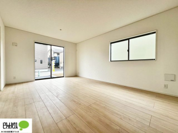 ���̑��@�傫�ȑ��̂��郊�r���O�͖��邭�A���ʂ����ǂ��A�Ƒ��݂�Ȃ̏΂����������n��܂�