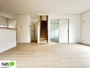 ���̑��@���R�ƉƑ��̊炪���킹����l�C�̃��r���O�C���K�i�B