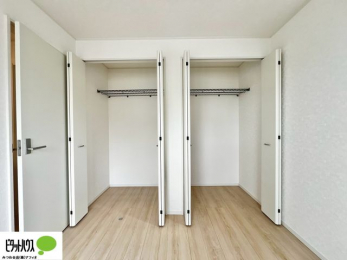 �o���R�j�[�@���ꂼ��̂������Ɏ��[�X�y�[�X������̂Ńv���C�x�[�g�ȉו����g�߂ɒu�����Ƃ��ł��܂��B