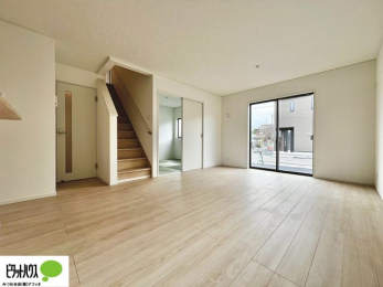 ���r���O�@���R�����������ޒg���ȃ��r���O�B��������ɂ͓Ǐ��₨���Q�ł����Ȃ���̂�т�Ɖ߂����ЂƎ����B