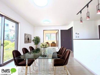 ���r���O�@LDK�Ƙa��������18�����̍L�X��ԁ����ۂ̎����ʐ^��CG�ŉƋ��z�u�����C���[�W�ł���A���ۂƂ͑����قȂ�܂��B