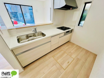 �L�b�`���@�{�H��ʐ^�@�l�C�̃J�E���^�[�L�b�`������́A���r���O�ɂ��邲�Ƒ��̗l�q���f���܂�