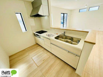 �L�b�`���@�{�H��ʐ^�F�l�C�̃J�E���^�[�L�b�`������́A���r���O�ɂ��邲�Ƒ��̗l�q���f���܂�