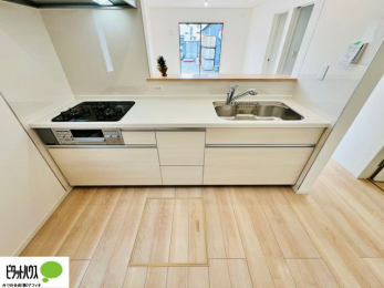 �L�b�`���@�{�H��ʐ^�@�l�C�̃J�E���^�[�L�b�`������́A���r���O�ɂ��邲�Ƒ��̗l�q���f���܂�