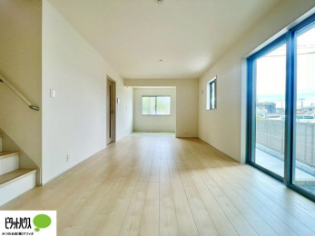 ���̑��@�傫�ȑ�����ۓI�ȃ��r���O�́A�������邢��C�ɂ��Ă���܂��ˁB