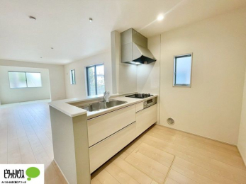 ���̑��@�l�C�̃J�E���^�[�L�b�`������́A���r���O�ɂ��邲�Ƒ��̗l�q���f���܂�