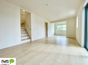 ���r���O�@���R�ƉƑ��̊炪���킹����l�C�̃��r���O�C���K�i�B