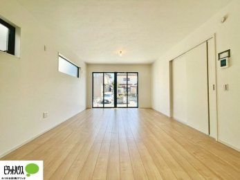 ���r���O�@���R�����������ޒg���ȃ��r���O�B��������ɂ͓Ǐ��₨���Q�ł����Ȃ���̂�т�Ɖ߂����ЂƎ����B