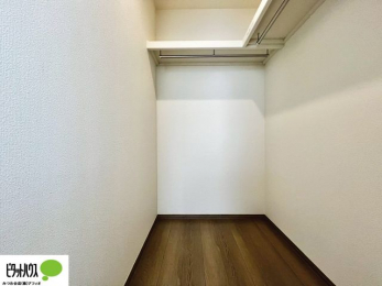 ���[�@�傫�ȃE�H�[�N�C���N���[�[�b�g�ɂ́A�G�ߕ��̈ߗނȂǂ܂Ƃ߂Ď��[�ł��A���������L���g���܂��B