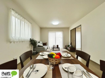 ���r���O�@���R�����������ޒg���ȃ��r���O�B��������ɂ͓Ǐ��₨���Q�ł����Ȃ���̂�т�Ɖ߂����ЂƎ����B